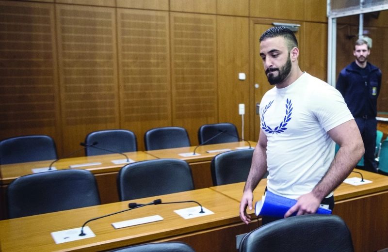 المتهم لاجوردي يصل قاعة المحكمة في فرانكفورت (إ ب أ)