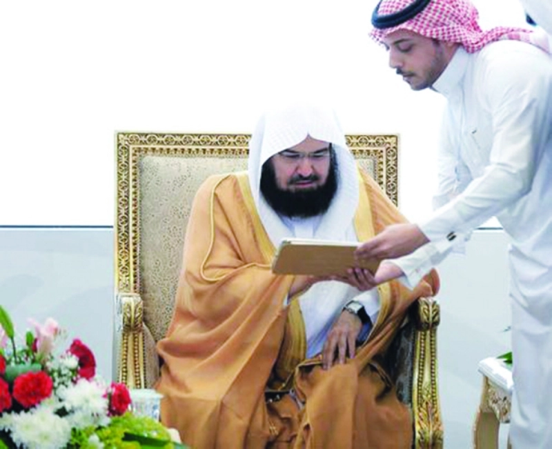 عبدالرحمن السديس مطلقا البرامج الجديدة في الحرم أمس (مكة)