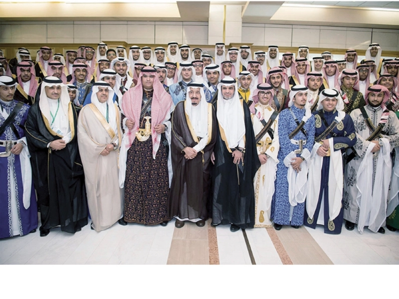خادم الحرمين خلال حفل رعايته لخريجي مدارس الرياض أمس (واس)