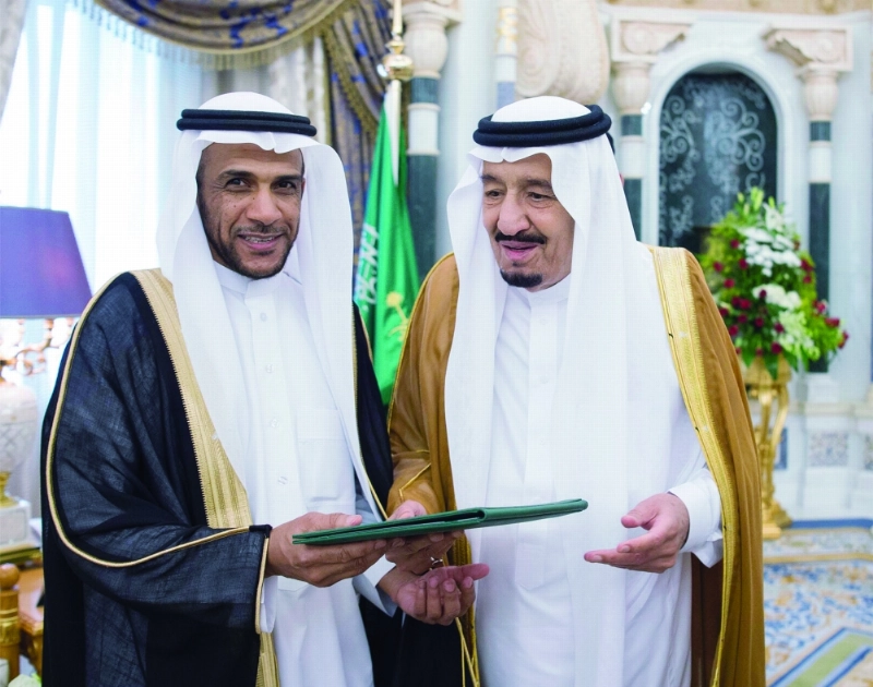 الملك سلمان مكرما عددا من الفائزين