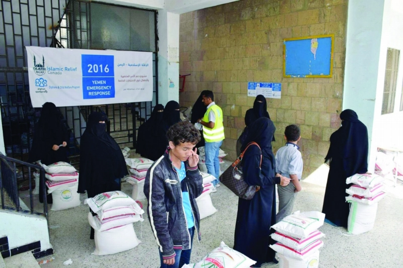 يمنيون يتسلمون سلالا غذائية من الإغاثة في تعز (سبأ نت)