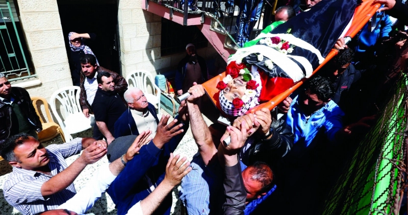 فلسطينيون يشيعون الشهيد شحادة قرب رام الله (إ ب أ)