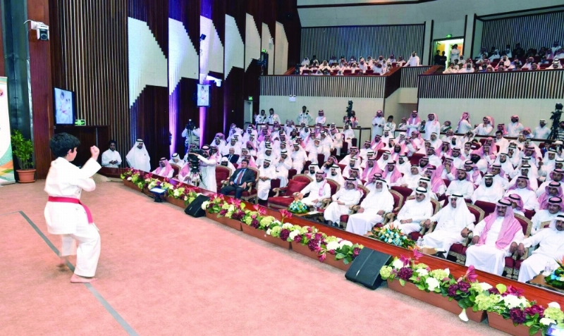 طالب يقدم إحدى المهارات خلال الحفل (مكة)