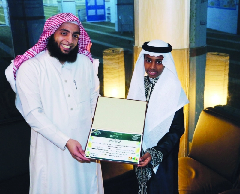طارق العقاد لحظة تكريمه في جامع المودة (مكة)