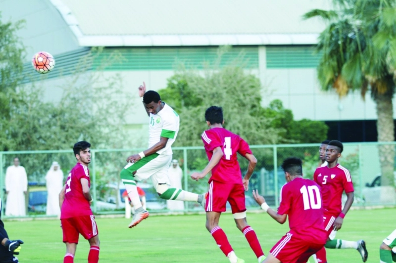 من مباراة المنتخب السعودي للشباب ونظيره الإماراتي أمس (مكة)
