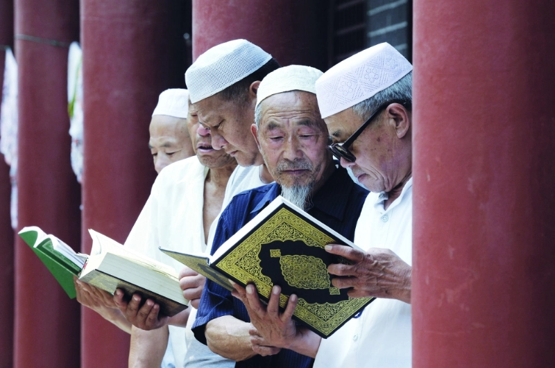 صينيون يقرؤون القرآن في أحد الجوامع (مكة)
