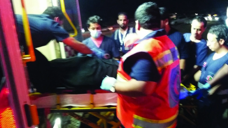 منسوبو الهلال الأحمر خلال مباشرتهم حادث تصادم في وقت سابق (مكة)