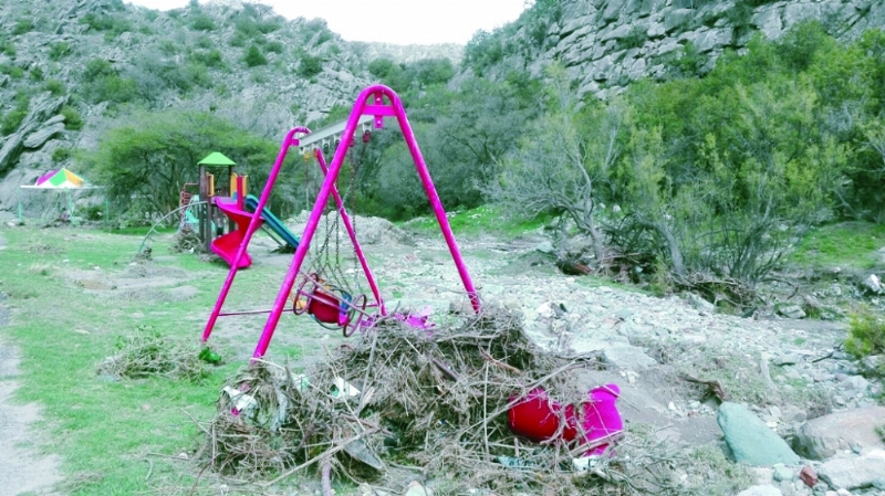 ألعاب أطفال خربت بفعل السيول (مكة)