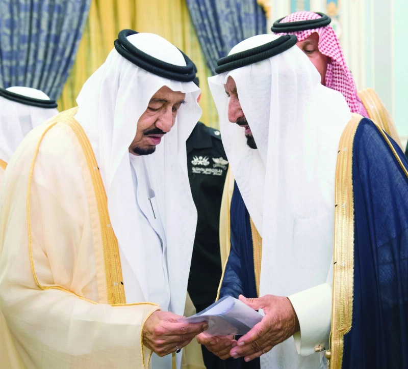 .. وخلال تسلمه طلب أحد الحاضرين (واس)