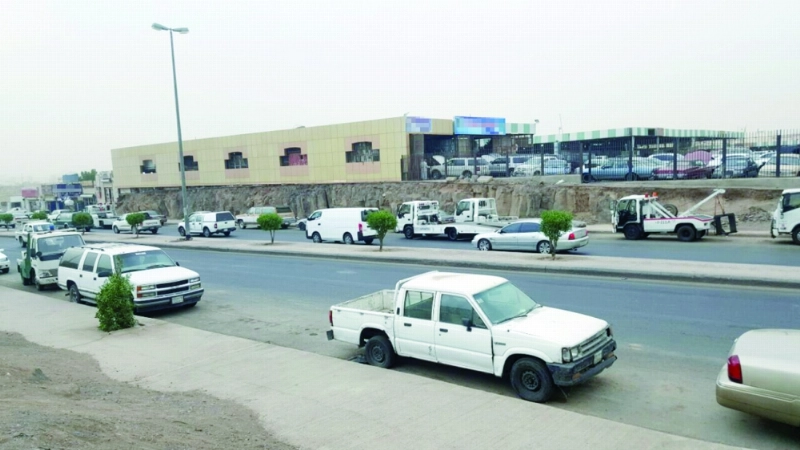 مركبات وسطحات على جنبات الطريق (مكة)