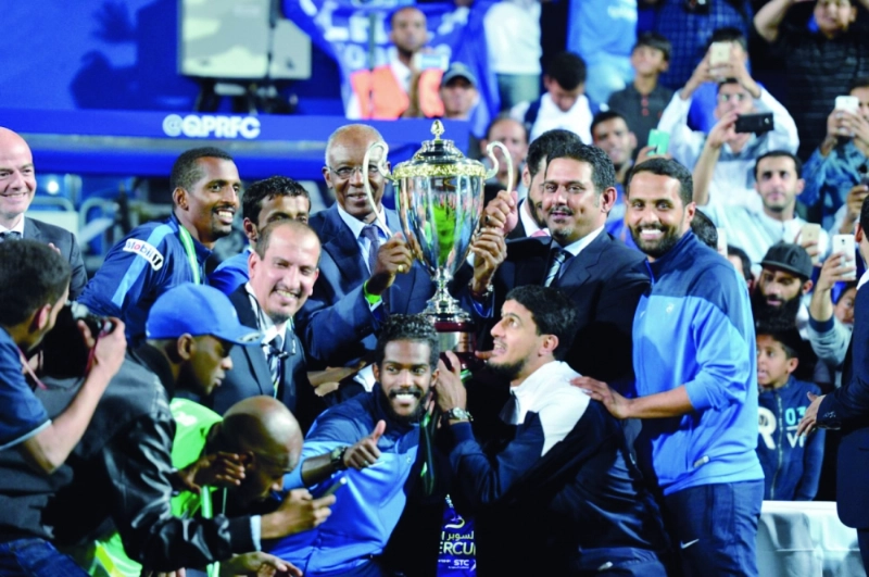 أحمد عيد يتوج الهلال بكأس السوبر الذي أقيم في لندن (مكة)