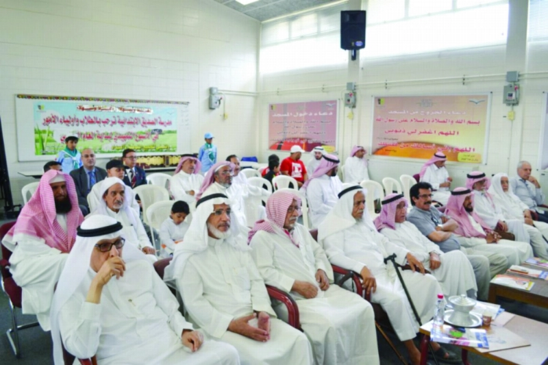 بعض الأجداد حرصوا على مشاركة أحفادهم (مكة)