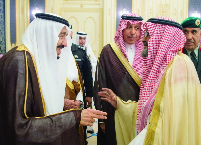 الملك سلمان يتبادل الأحاديث الودية مع مستقبليه