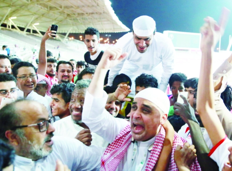 هشام مرسي رئيس الوحدة يحتفل مع الجماهير بالبقاء في جميل (ياسر بخش)