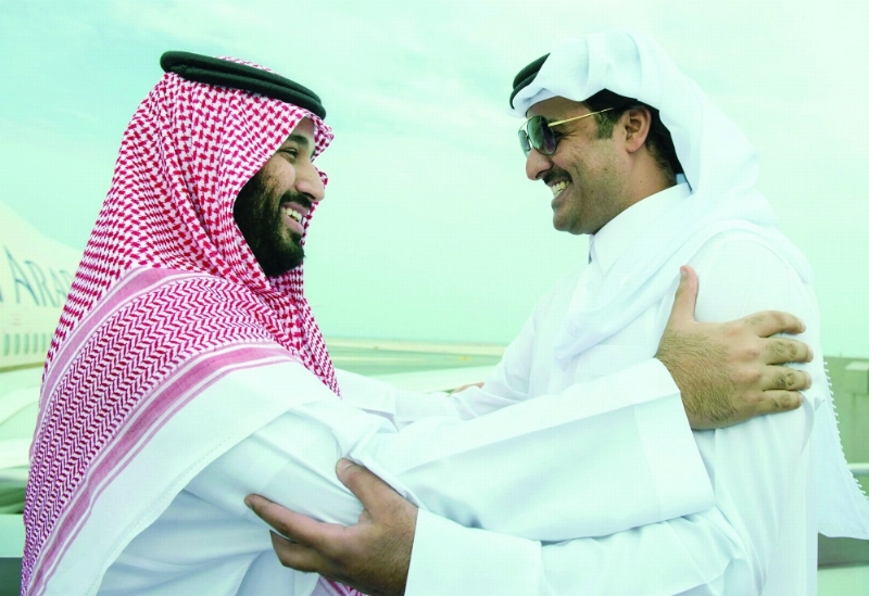 الشيخ تميم بن حمد مستقبلا الأمير محمد بن سلمان أمس
