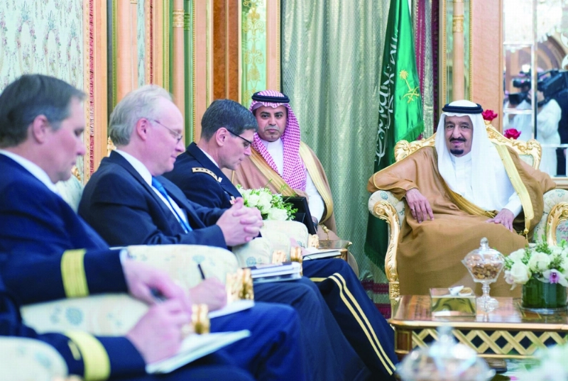 الملك سلمان لدى لقائه جوزيف فوتل والوفد المرافق في جدة أمس (واس)