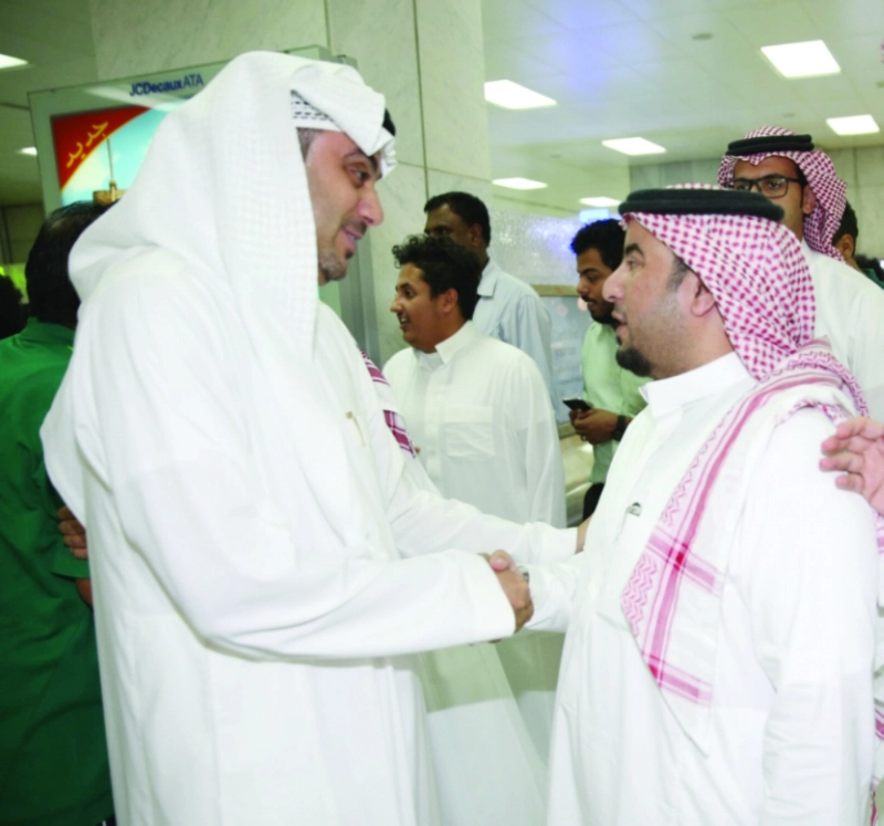 رئيس الأهلي يهنئ محمد الحارثي مشرف قطاع الناشئين والشباب بالنادي (إعلامي الأهلي)