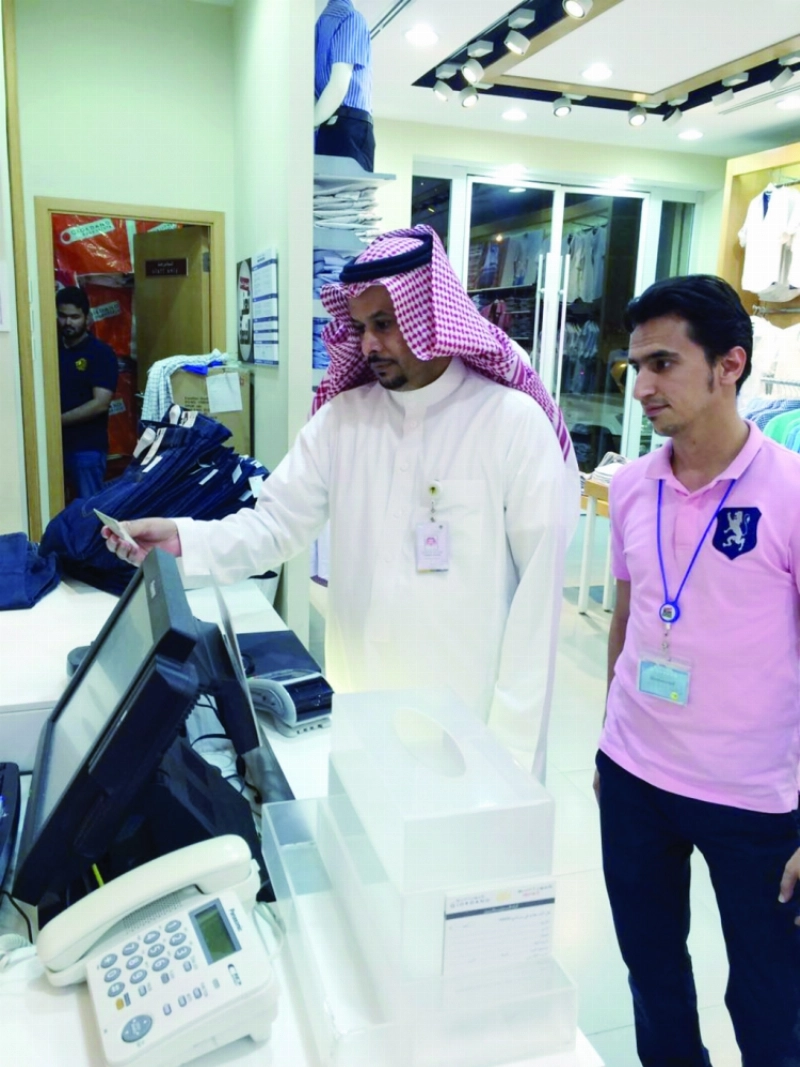 الفرق الميدانية خلال جولاتها على المحلات بمكة أخيرا (مكة)
