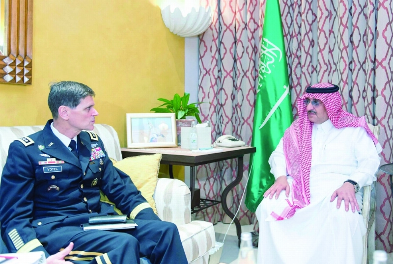 الأمير محمد بن نايف خلال لقائه قائد القيادة المركزية الأمريكية (واس)
