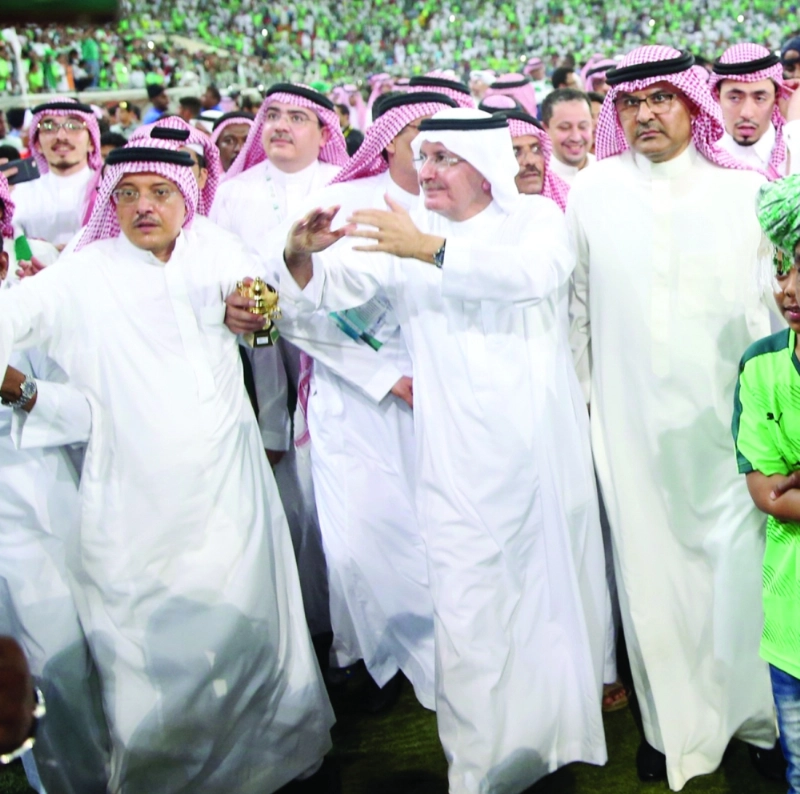 خالد بن عبدالله محتفلا مع الجماهير باللقب (ياسر بخش)