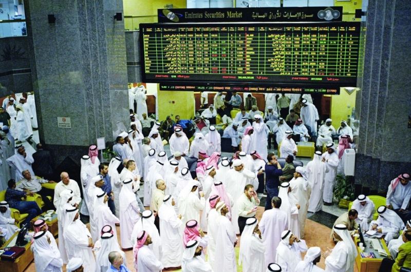 مستثمرون يتابعون الأسهم الإماراتية