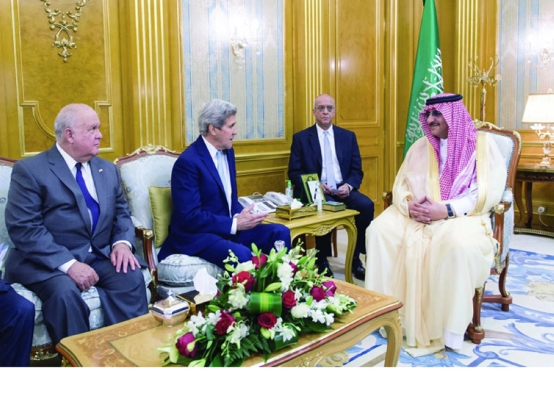 الأمير محمد بن نايف لدى اجتماعه مع جون كيري في جدة أمس (واس)