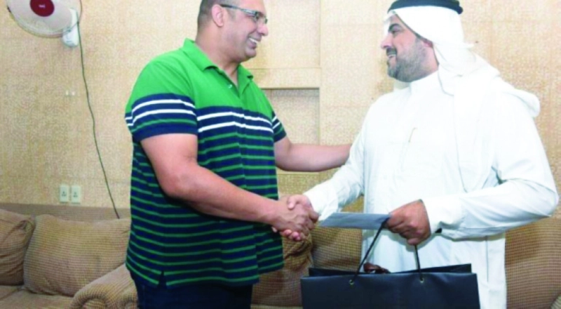 أنس الطويلب يقدم هدية تذكارية لهاني السيد (مكة)