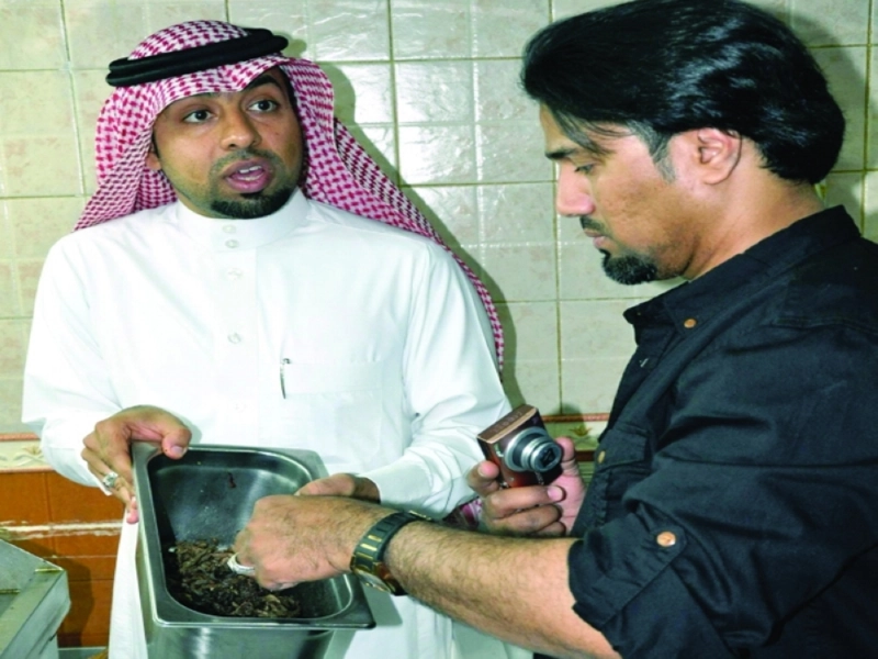 أحد مراقبي البلدية لدى فحص أكلات أحد المطاعم (مكة)