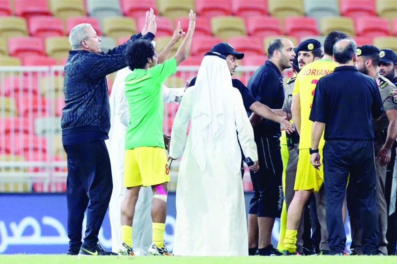 مدرب ولاعبو نجران يحاولون التهجم على الحكم (ثامر الفرج)