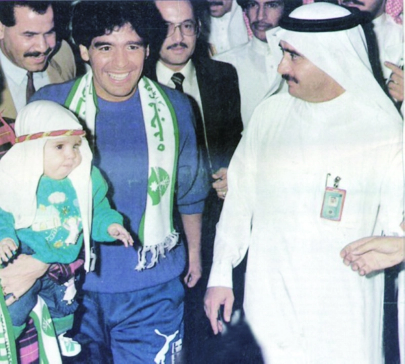 مارادونا عند وصوله مطار جدة (إعلامي الأهلي)