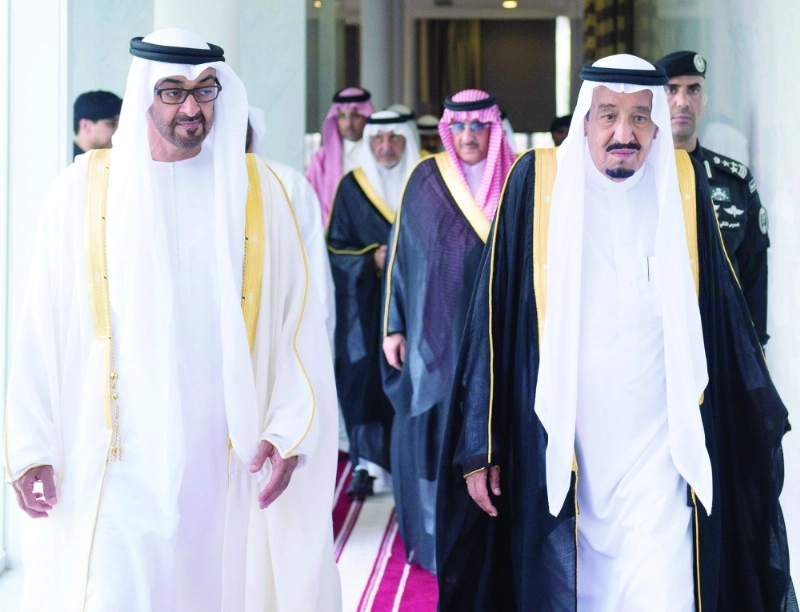 الملك سلمان مستقبلا محمد بن زايد في قصر السلام بجدة أمس ويبدو الأميران خالد الفيصل ومحمد بن نايف (بندر الجلعود)