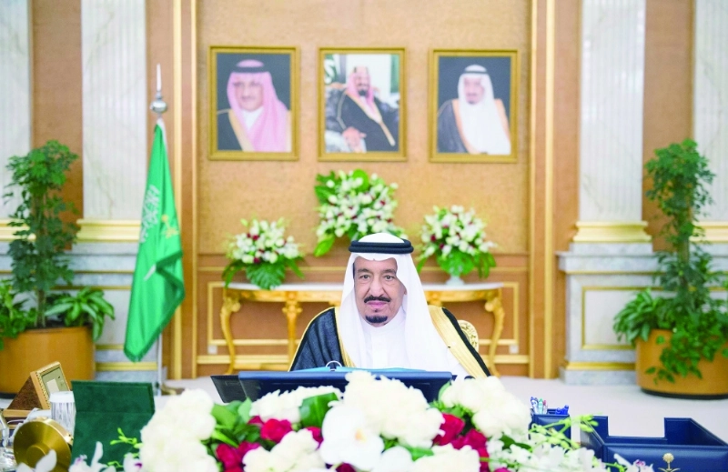 الملك سلمان مترئسا جلسة مجلس الوزراء في قصر السلام بجدة أمس (واس)