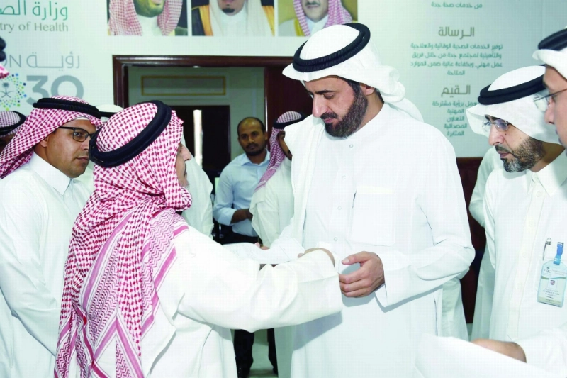 الربيعة في حديث مع أحد مراجعي صحة جدة أمس (ثامر الفرج)