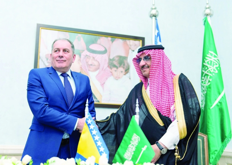 .. ويصافح دراجان مكتيتيش بعد توقيع الاتفاقية أمس الأول في جدة (واس)