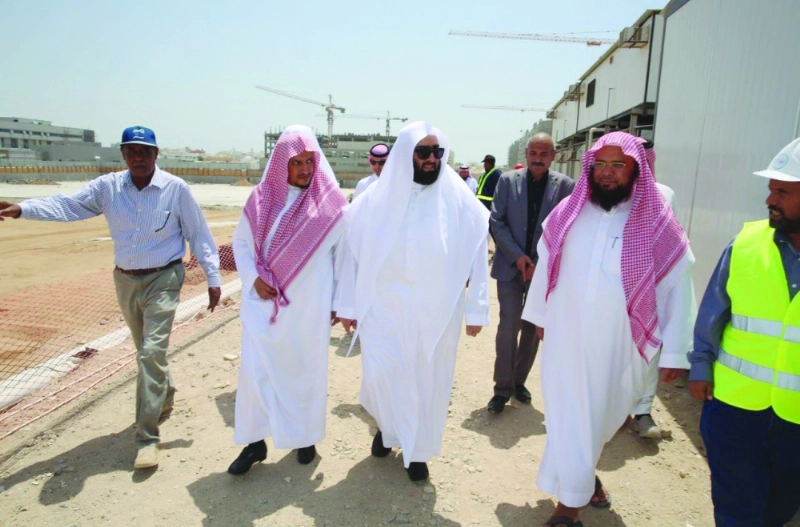 خالد اليوسف خلال الجولة التفقدية للمشروع (مكة)