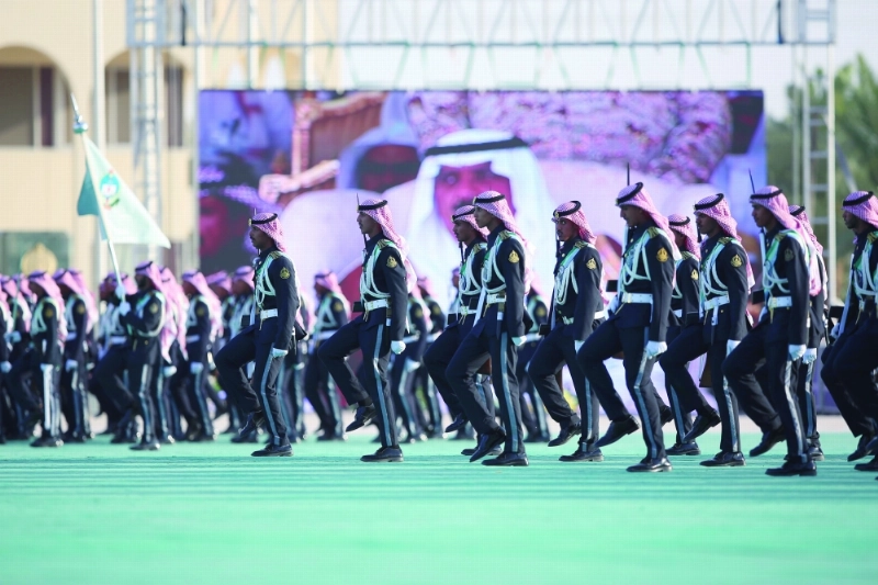 مسيرة خريجي الحرس الوطني في الرياض أمس (زياد الرزيزاء)