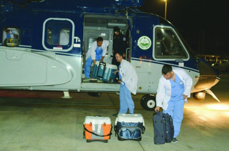 الفريق الطبي خلال نقل الأعضاء المتبرع بها في إحدى طائرات الأمن (مكة)