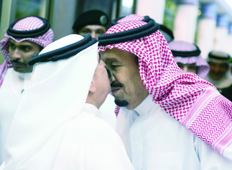 .. وأثناء سلام الملك حمد عليه (بندر الجلعود)