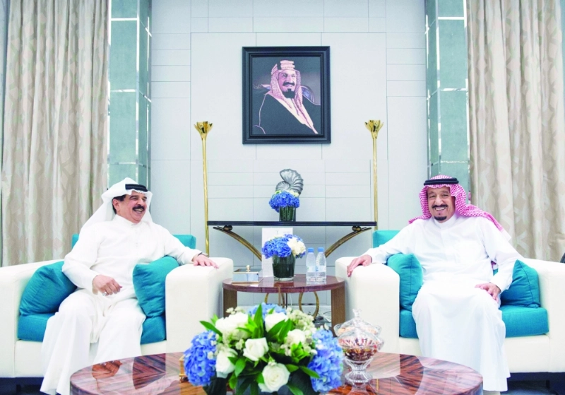 الملك سلمان مستقبلا ملك البحرين في جدة أمس