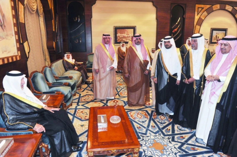 خالد الفيصل لدى استقباله وفد شيوخ بني مالك (مكة)