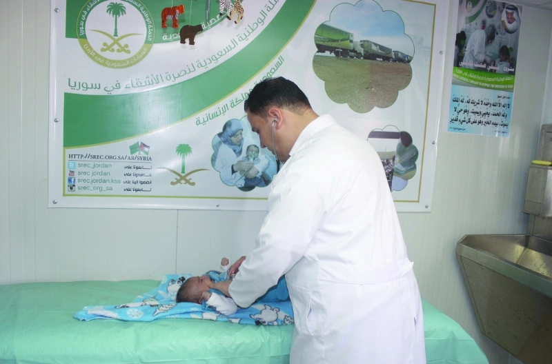 طبيب يفحص طفلا داخل عيادة بالزعتري (واس)