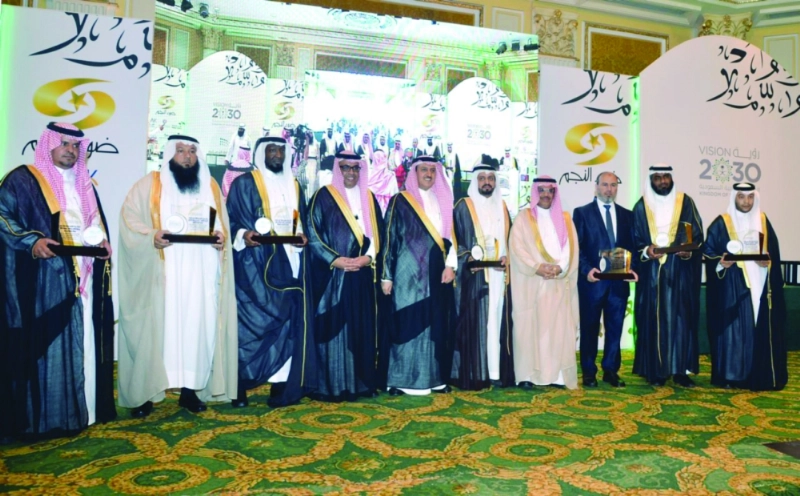 الفائزون بالجائزة مع المحافظ ومسؤولي التعليم (مكة)