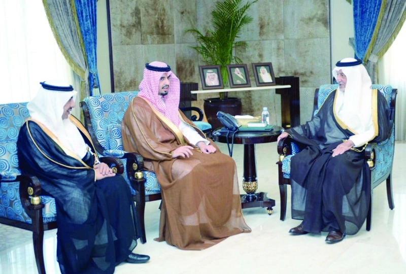 خالد الفيصل مستقبلا سعود بن سلمان (واس)