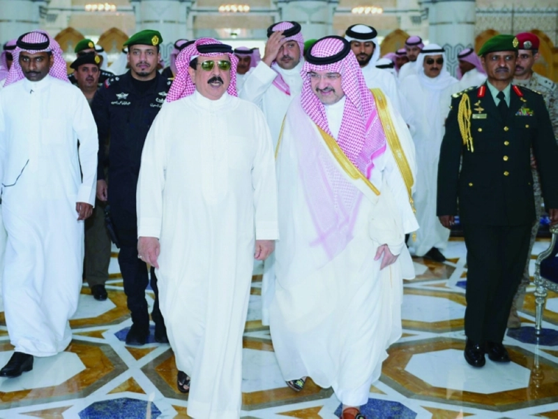 الملك حمد بن عيسى مغادرا جدة وفي وداعه مشعل بن ماجد (واس)
