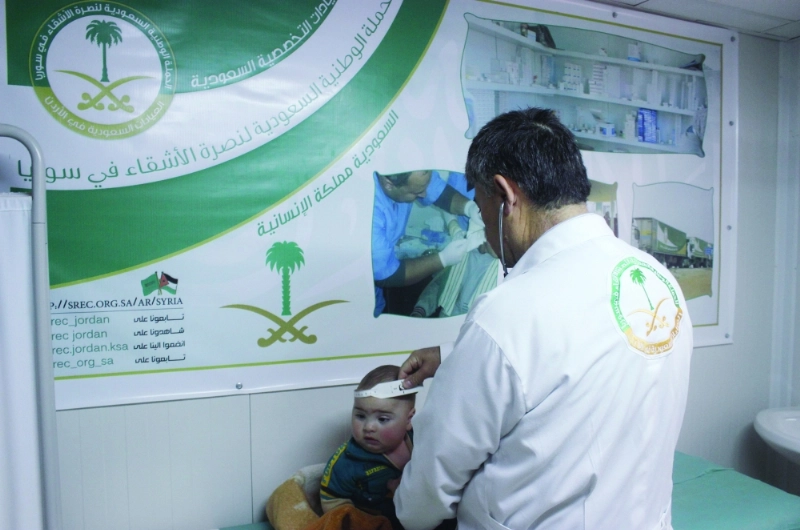 طفل يتلقى العلاج في العيادات السعودية (واس)