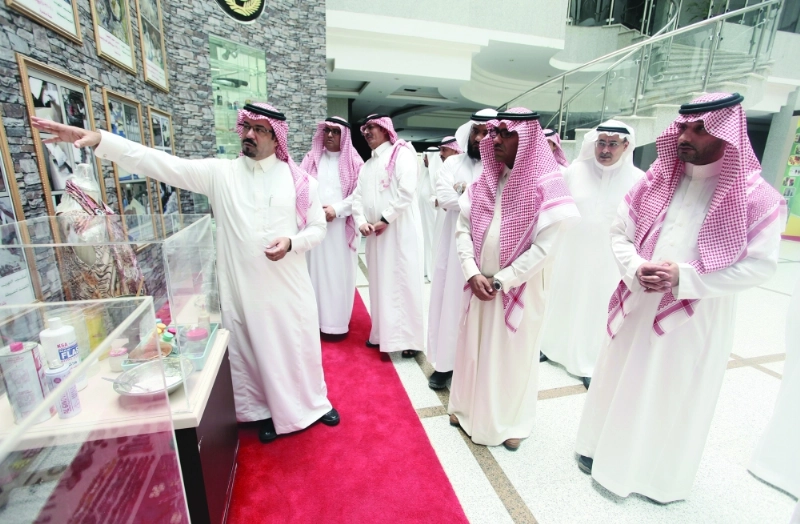 محمد الهبدان مستمعا لشرح عن نبراس (واس)