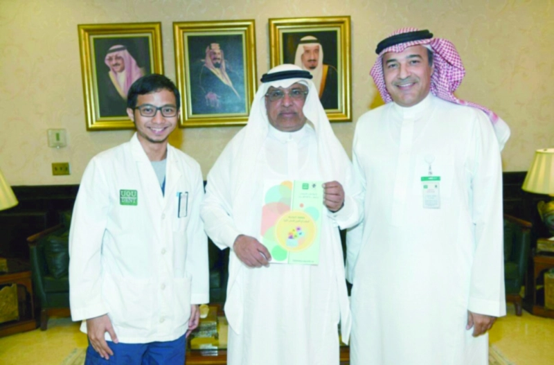 بكري عساس مطلعا على إنجازات الكلية (مكة)