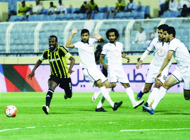 عمار الدحيم (الثاني من اليمين) خلال مباراة فريقه هجر أمام الاتحاد (مكة)