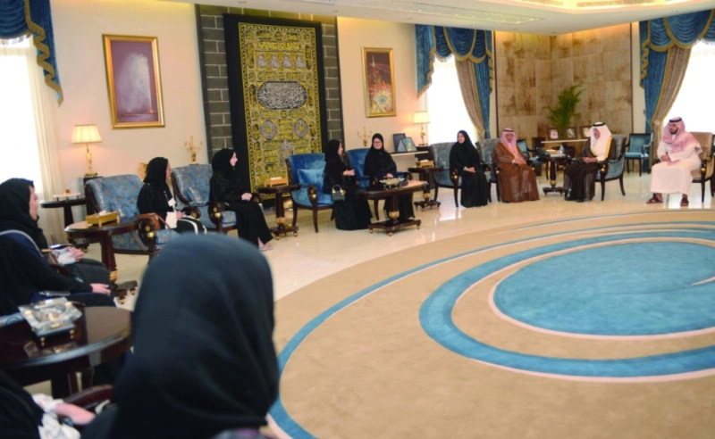 خالد الفيصل لدى لقائه طالبات قسم القانون بجامعة دار الحكمة (مكة)