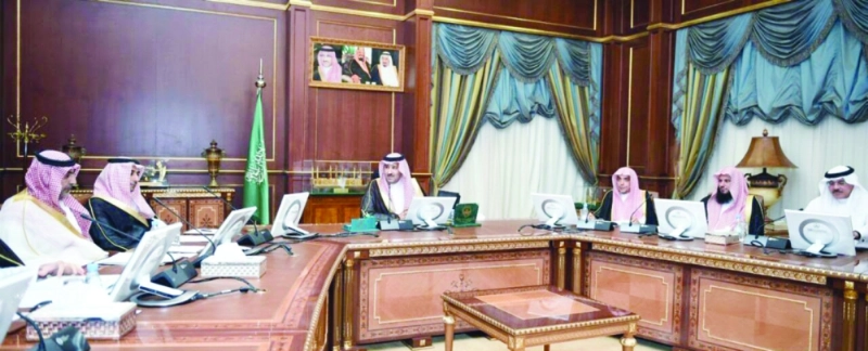 فيصل بن سلمان لدى ترؤسه اجتماع لجنة الحج (واس)